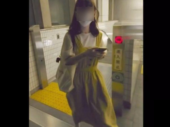 【盗撮動画】マニア必見！文学女子の清純はお嬢さんの逆さ撮りパンチラをエスカレーターでスマホ撮影！