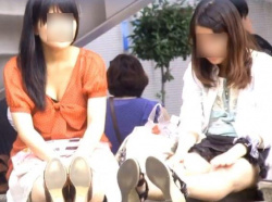 【HQ盗撮動画】街中で路肩に腰かけていた素人お嬢さん二人組の股間からパンチラを発見して即撮影ｗｗｗの画像