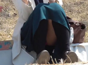【HQ盗撮動画】情熱の勝負パンティ！彼氏とお外でデート中の素人ギャルの股間を高画質カメラでズームアップｗｗｗの画像