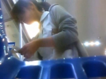【盗撮動画】マジなやつじゃん！病院内併設のコンビニ店内で買い物中の美人ナースのパンチラを逆さ撮り！の画像