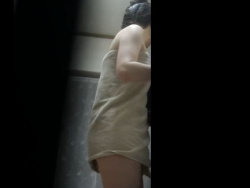 【盗撮】民家のぞき映像！超美人女子大生が風呂上がりにバスタオル一枚でチラ付いたマンコを無断収録！の画像