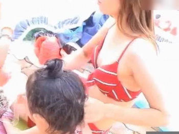 【盗撮】乳首解禁！プールで子持ちには見えない美ギャル美人の若妻ママのビキニの隙間から胸チラ覗き込み！の画像