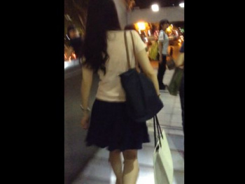 【盗撮】後ろ姿からすでにイイ女感がダダ洩れなギャルを尾行しながらパンチラ逆さ撮り！の画像