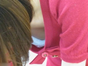 【盗撮】乳首映り込んでる！美人教師の胸チラ＆パンチラを隠し撮りした男子生徒がネット投稿した映像が神がかってる！の画像
