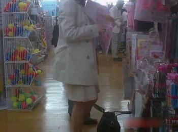 【盗撮】DAYSOパンチラ隠し撮り！人妻風OLのパンティを店内で逆さ撮りしたガチもの危険映像を発見！の画像