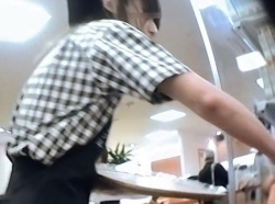 【盗撮】パン屋での衝撃！店内でショップ店員の美少女のパンチラを撮影すると純白パンティを食い込ませてた！の画像