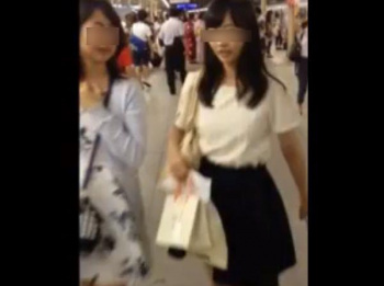 【盗撮】マジ超可愛い清楚お嬢さんの純白パンティ激写！危険すぎる尾行捲りパンチラを敢行！の画像