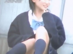 【盗撮】地べたに座ったアイドル級に可愛い制服美少女のパンチラを撮影するために股間を粘着撮り！の画像