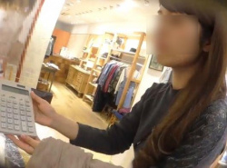 【盗撮】美人ショップ店員パンチラ映像！上品で激カワなお姉さんのパンティを逆さ撮り攻略！の画像