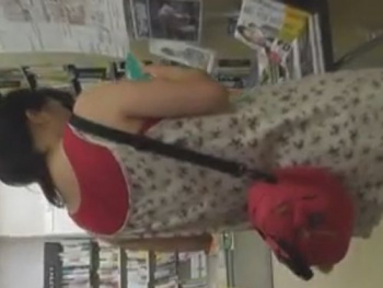 【盗撮】バレたら即逮捕！書店で立ち読み中の清楚お嬢さんに接近してワンピース内を逆さ撮りしてパンチラ攻略！の画像