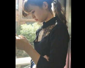 【盗撮】激レア胸チラ作品！電車内で顔面レベルMAXの美女の乳首GETを果たした奇跡的隠し撮り作品！の画像