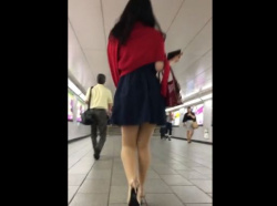 【盗撮】Tバック完全食い込み状態の神映像！地下鉄の駅構内で尾行した美女のパンチラを激写！の画像