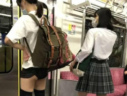 【盗撮】電車で奇跡に遭遇した！スカートをパンツに巻き込んでしまいプリ尻パンチラしてる娘さん発見ｗｗｗの画像