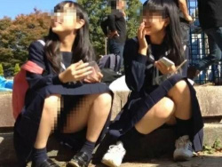 【盗撮】二人してマジで美少女♡中学の入学式で見かけた女の子二人組がパンチラしまくってるｗｗｗの画像