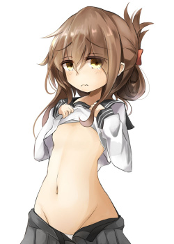 【ロリ貧乳下乳】成長期なロリ少女のちっぱいの膨らみかけがよくわかる貧乳下乳が見えてるえっちぃ画像の画像