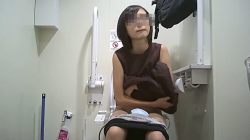 【洋式トイレ盗撮】メガネのノースリーブの子のトイレシーンの画像