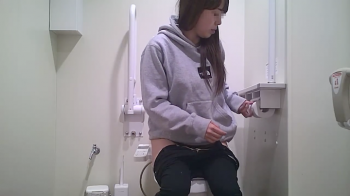 【洋式トイレ盗撮】グレーパーカー女の子のトイレシーンの画像