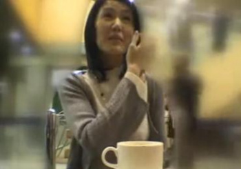 ミクシーで知り合ったPTA熟女妻(43歳)を教育関係のインタビューと騙して呼び出し中出しセックス!!の画像