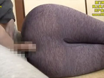 昼寝してる母親のレギンスから透けてるパンツに触発され、チンコ擦りつけて尻ズリしちゃいました!の画像