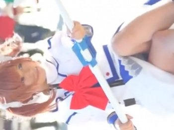 盗撮動画ギャラリー：必死に隠す美少女コスプレイヤーのスカートの中の画像