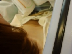 盗撮動画ギャラリー：電車の席に座るお姉さんの胸元の画像