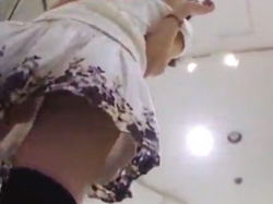 盗撮動画ギャラリー：ニーハイを穿いた美脚店員さんのスカート内の画像
