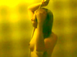 盗撮動画ギャラリー：民家風呂を覗いて入浴中のお姉さんを撮影の画像
