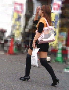 【街撮】ブリケツと生桃に喰い込むニーハイソックスのお姉さん!の画像
