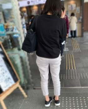 【街撮】ゆるい白チノでブリケツにパン線の縒れを魅せつけるお姉さん?の画像