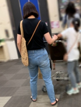 【街撮】ピチなジーンズでブリケツ尻の双丘にパンゴムの食い込みを魅せつけるお母さん!Vol.2の画像