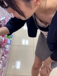 【胸チラ動画】お姉さんがサイズが合ってないゆるゆるのブラで貧乳の乳首を盗撮した動画！の画像
