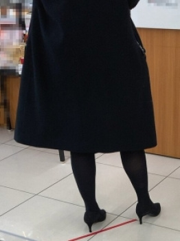 【街撮】レジ待ちお姉さんのコートから覗く黒パンストがセクシーな美脚!の画像