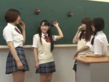 友達と会話しながら手コキ！壁から飛び出してるチ〇ポをシゴいて抜きまくる女子たちの画像