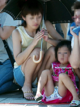 若くて可愛い若奥さんがパンチラ晒してる画像をご覧ください[15枚]の画像