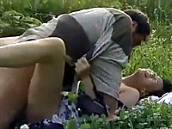 好き者夫婦が野外でいきなり絡みだし旦那さんの責めで羞恥心も無く激しく悶絶する奥さん!の画像