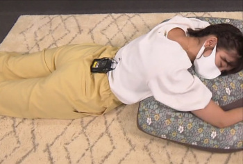 トレたまで田中瞳アナのエッチなうつ伏せ尻の画像