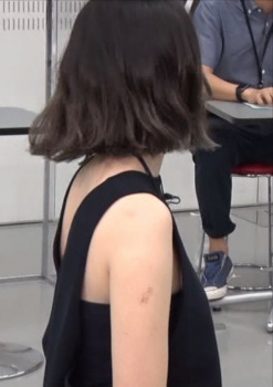 市川紗椰さんのHな二の腕とブラジャーのようなものの画像