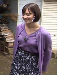 モヤさま田中瞳アナが薄手ニットで乳形クッキリの画像