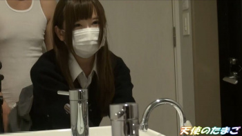 洗面台で自分のSEXを見る小柄JKさんのAV画像の画像