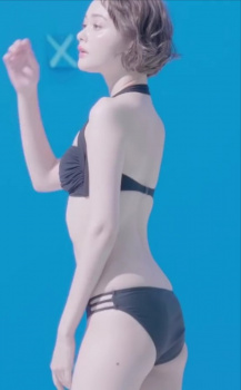 玉城ティナ(23)のエロスな黒水着CMキャプの画像