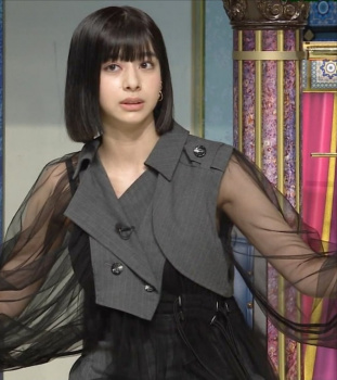 さんま御殿で小山ティナ(18)の二の腕スケスケ半裸衣装の画像