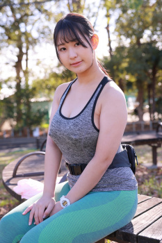 大学の女友達が凄い格好でジョキングしてるの画像