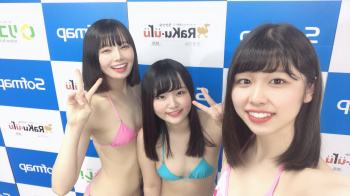 一番左の子がDVDでオナニー披露の画像