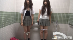 多目的トイレでJK2人組におしゃぶりさせたAV画像の画像