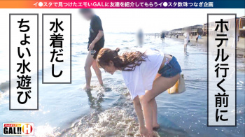 この後、立ちバックで犯される湘南で水遊びするギャルさんの画像