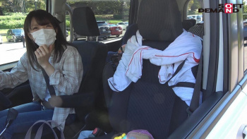 自分で運転して撮影現場にやってきた5人の子供を育てる倉園さんの画像