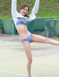 女優の高田里穂(28)が半裸でテニスをするの画像