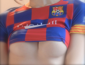グラドル七瀬ルナ(22)がバルサユニフォームで下乳露出の画像