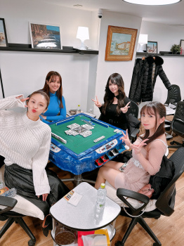 黒い服の女性が肉マン際どいDVD発売の画像