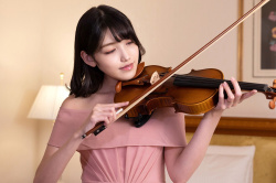 AVでバイオリンを弾く名門楽団所属の人妻さくらさん30歳の画像